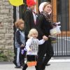 Gwen Stefani récupère ses enfants Kingston et Zuma à l'école, avant  de se rendre dans un supermarché avec eux, le vendredi 23 mars à Los  Angeles.