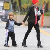 Gwen Stefani récupère ses enfants Kingston et Zuma à l'école, avant  de se rendre dans un supermarché avec eux, le vendredi 23 mars à Los  Angeles.