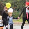 Gwen Stefani récupère ses enfants Kingston et Zuma à l'école, avant de se rendre dans un supermarché avec eux, le vendredi 23 mars à Los Angeles.
