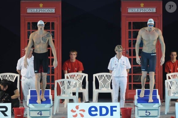 Fred Bousquet et Amaury Leveaux, un seul passera... Les championnats de France de natation de Dunkerque, qualificatifs pour les Jeux olympiques de Londres comme le laissent deviner les cabines téléphoniques en déco, ont été riches en sensations, en mars 2012.