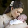 La princesse Estelle de Suède dans les bras de sa tendre maman la princesse Victoria, au palais Haga, portrait officiel publié le 26 mars 2012.
La princesse Estelle de Suède, née le 23 février 2012, après de premières images le 27 février, a été présentée dans trois portraits officiels diffusés par la Maison royale le 26 mars 2012.