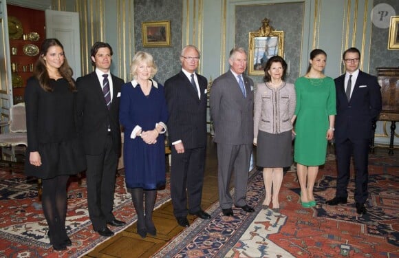 La princesse Victoria de Suède a fait un retour éclatant le 23 mars 2012, un mois après son accouchement, à l'occasion du déjeuner officiel donné au palais royal pour la visite du prince Charles et de Camilla Parker Bowles.