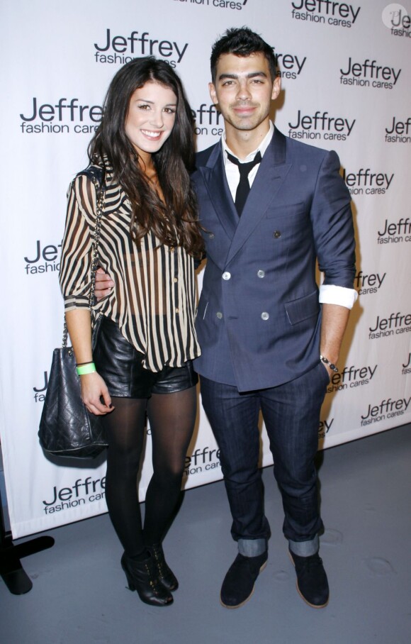 Shenae Grimes et Joe Jonas à la soirée de charité Jeffrey Fashion Cares 2012, à New York le 26 mars 2012