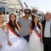 Yannick Noah et Marcel Campion entourés des "Reines de la fête à Neuneu" à la conférence de presse de la Foire du Trône 2012, à Paris le 26 mars 2012