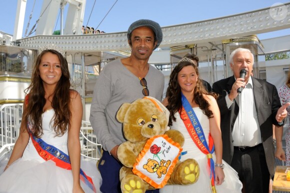 Yannick Noah et Marcel Campion entourés des "Reines de la fête à Neuneu"  à la conférence de presse de la Foire du Trône 2012, à Paris le 26 mars  2012