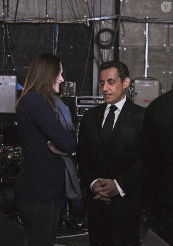 Nicolas Sarkozy et Carla Bruni dans les coulisses de France 2, le 6 mars 2012.