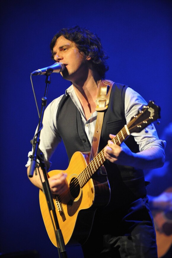 Philippe Uminski en concert au Café de la Danse à Paris le 24 mars 2012, présentant son album Mon Premier Amour, à paraître le 21 mai.