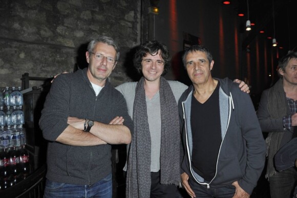 Philippe Uminski entouré de Lambert Wilson et Julien clerc lors de son concert au Café de la Danse à Paris le 24 mars 2012, présentant son album Mon Premier Amour, à paraître le 21 mai.