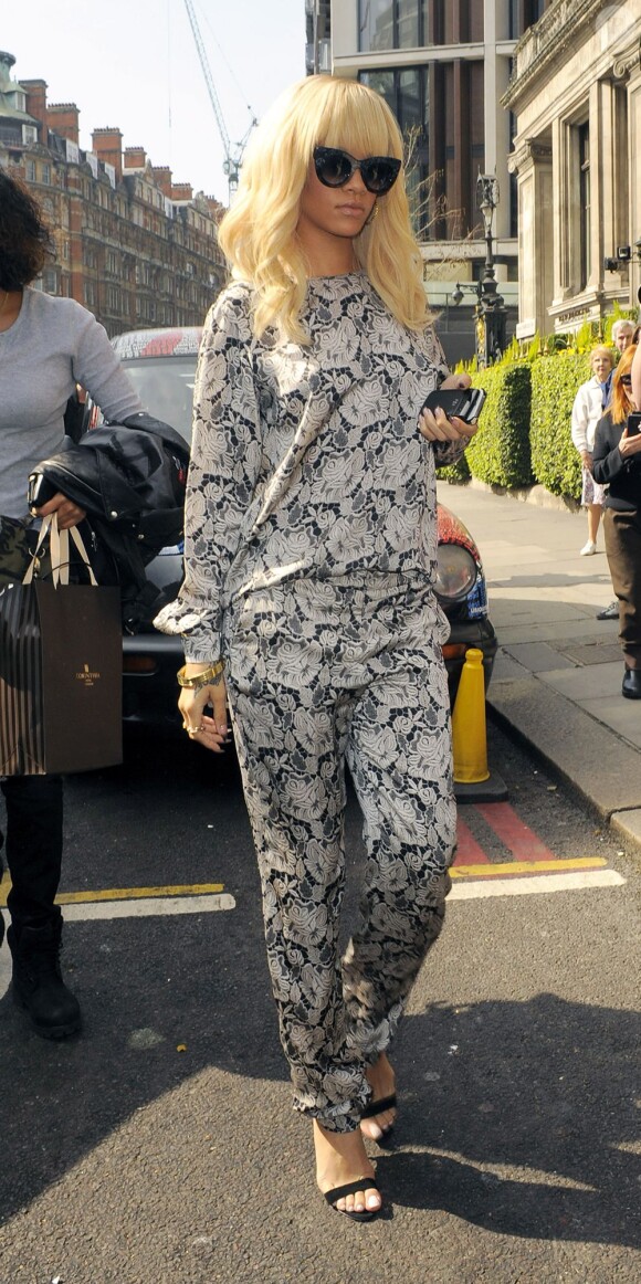 Rihanna plus féminine que jamais dans les rues de Londres a fait sensation dans son look estival. Le 29 mars 2012