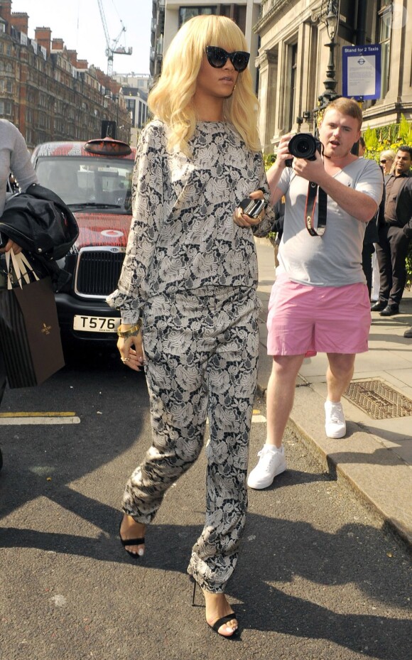 Un look au top pour Rihanna dans les rues de Londres ! Le 29 mars 2012