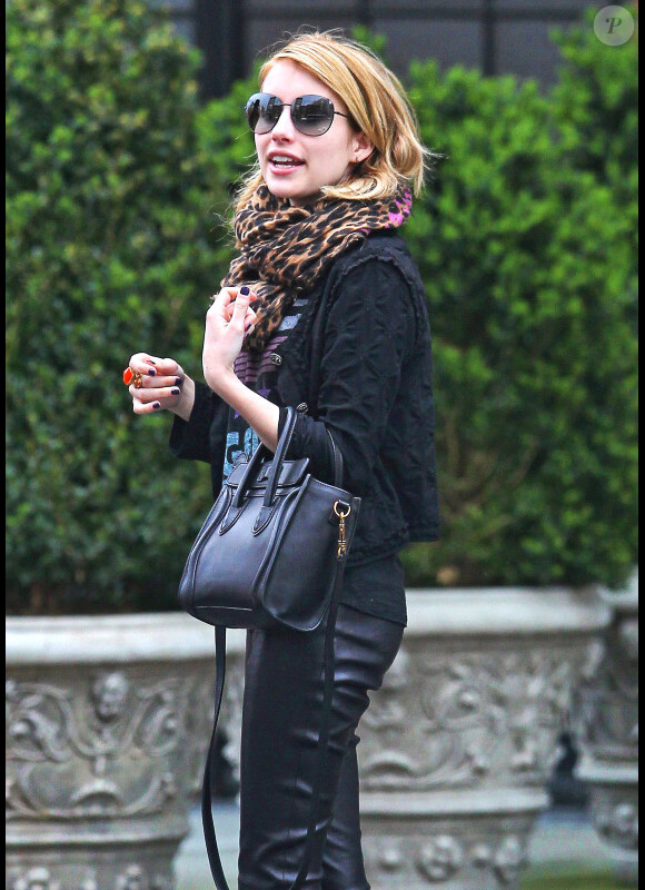 Emma Roberts arbore le ravissant Boston de Céline dans les rues de New York le 28 mars 2012
