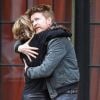 Emma Roberts rencontre un ami, qu'elle semble ravie de voir, dans les rues de New York le 28 mars 2012