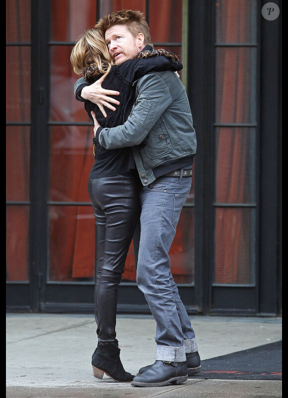 Emma Roberts rencontre un ami, qu'elle semble ravie de voir, dans les rues de New York le 28 mars 2012