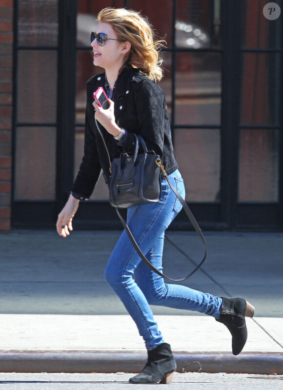 Emma Roberts court après un taxi dans les rues de New York le 27 mars 2012 