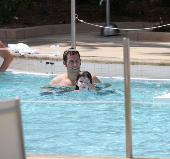 Adam Sandler en vacances à Miami avec sa femme et leurs filles, le 29 mars 2012