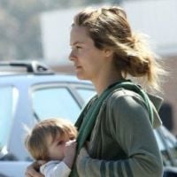 Alicia Silverstone allaite son enfant en marchant