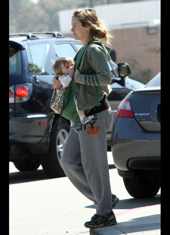 L'actrice Alicia Silverstone dans les rues de Los Angeles le 27 mars 2012, allaite son fils Bear en marchant