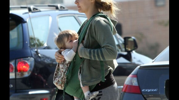 Alicia Silverstone allaite son enfant en marchant