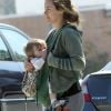 Alicia Silverstone, maman surprenante, dans les rues de Los Angeles le 27 mars 2012, allaite son fils Bear en marchant