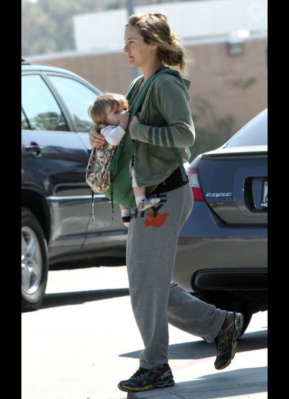 Alicia Silverstone, maman surprenante, dans les rues de Los Angeles le 27 mars 2012, allaite son fils Bear en marchant