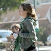La surprenante Alicia Silverstone dans les rues de Los Angeles le 27 mars 2012, allaite son fils Bear en marchant