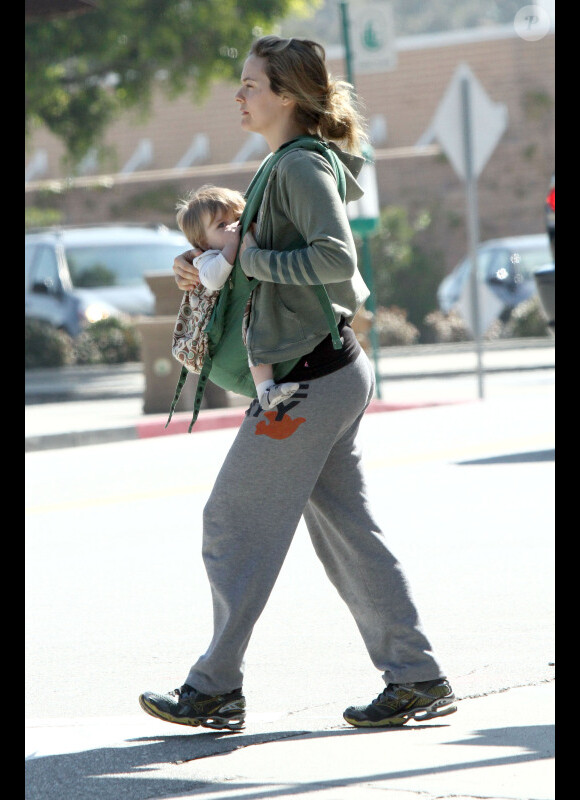 La surprenante Alicia Silverstone dans les rues de Los Angeles le 27 mars 2012, allaite son fils Bear en marchant