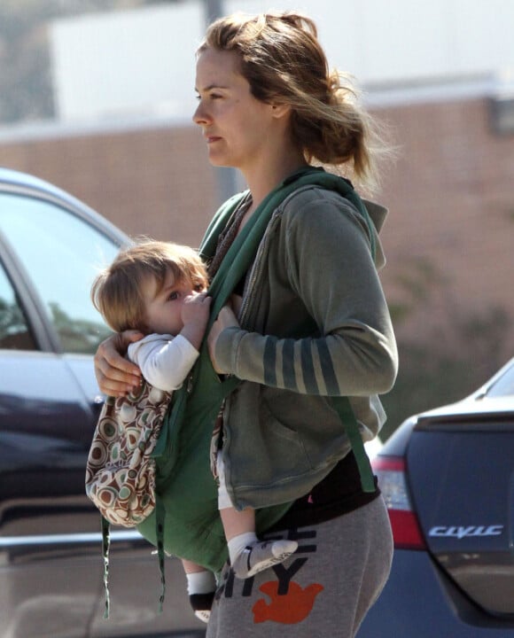 Alicia Silverstone dans les rues de Los Angeles le 27 mars 2012, allaite son fils Bear en marchant