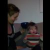 Alicia Silverstone donne à manger à son fils Bear en utilisant la méthode du bouche à bouche