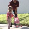 Naleigh, la fille de Katherine Heigl avec sa nounou, à Los Feliz, Los Angeles, le 22 mars 2012.