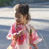 Naleigh, la fille de Katherine Heigl joue seule, à Los Angeles, le 22 mars 2012.