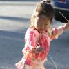 Tout simplement adorable, Naleigh, la fille de Katherine Heigl s'amuse, à Los Feliz, Los Angeles, le 22 mars 2012.