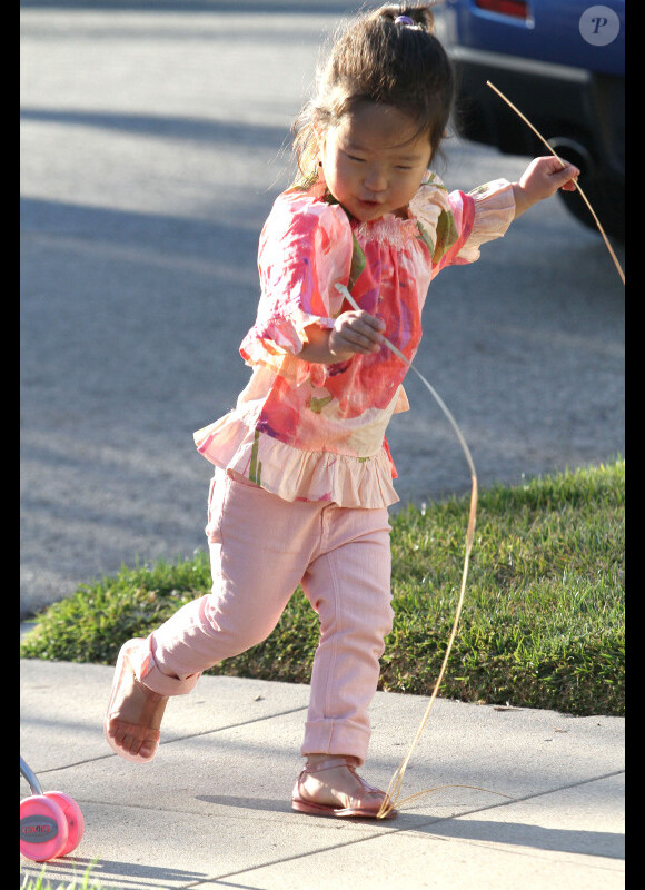 Tout simplement adorable, Naleigh, la fille de Katherine Heigl s'amuse, à Los Feliz, Los Angeles, le 22 mars 2012.