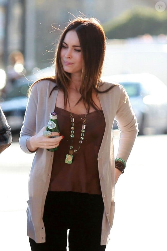 Enceinte ou pas ? Megan Fox dans les rues de Los Angeles, à la sortie de l'église. Le 1er avril 2012