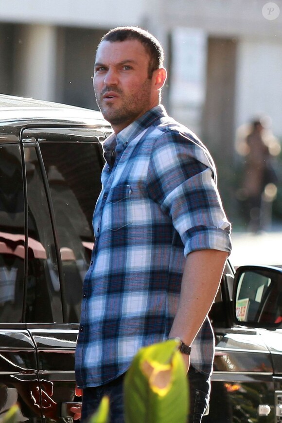 Brian Austin Green dans les rues de Los Angeles, à la sortie de l'église. Le 1er avril 2012