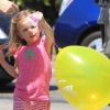 Jennifer Garner et sa petite Seraphina se promènent dans les rues de Santa Monica et jouent avec un ballon, le 2 avril 2012