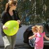 Jennifer Garner et sa petite Seraphina se promènent dans les rues de Santa Monica et s'amusent, le 2 avril 2012