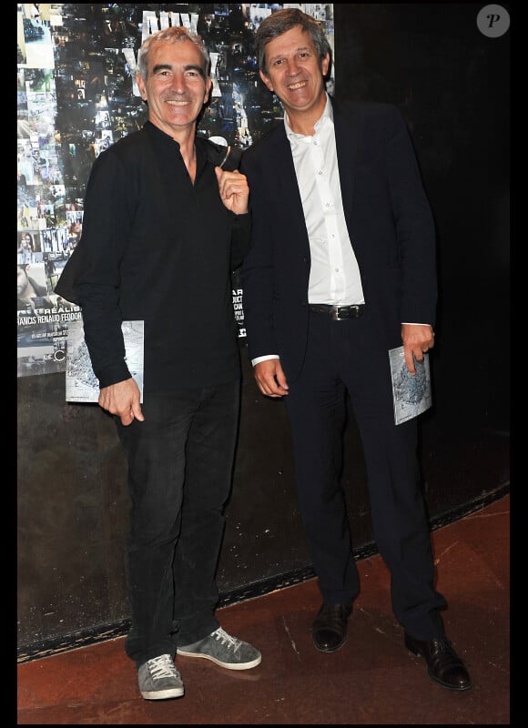 Raymond Domenech et Patrick Chêne lors de l'avant-première à Paris du film Aux yeux de tous le 2 avril 2012