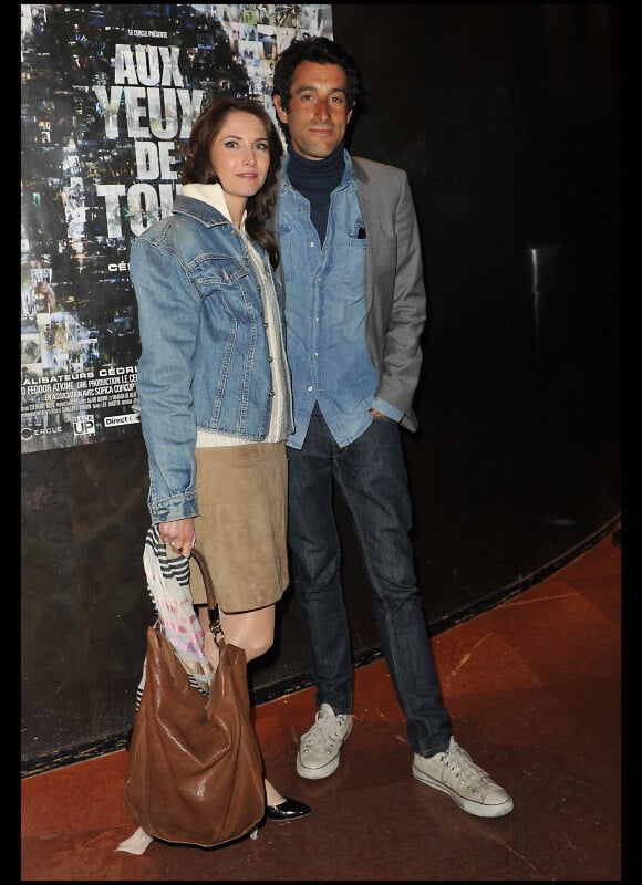 Thomas Misrachi et sa compagne lors de l'avant-première à Paris du film Aux yeux de tous le 2 avril 2012