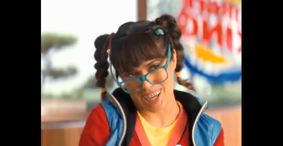 Capture d'écran de la publicité Burger King avec Salma Hayek en mode Ugly Betty