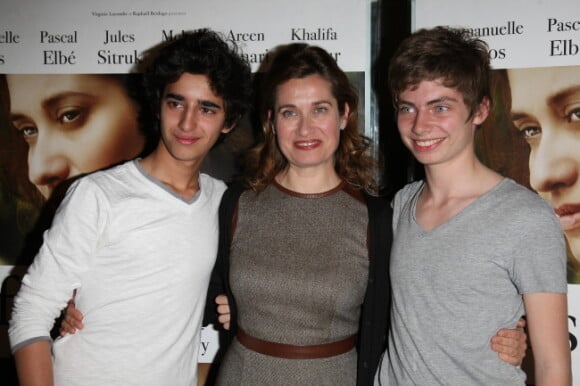 Emmanuelle Devos, son fils et un ami, lors de l'avant-première du Fils de l'autre à Paris, le 2 avril 2012.