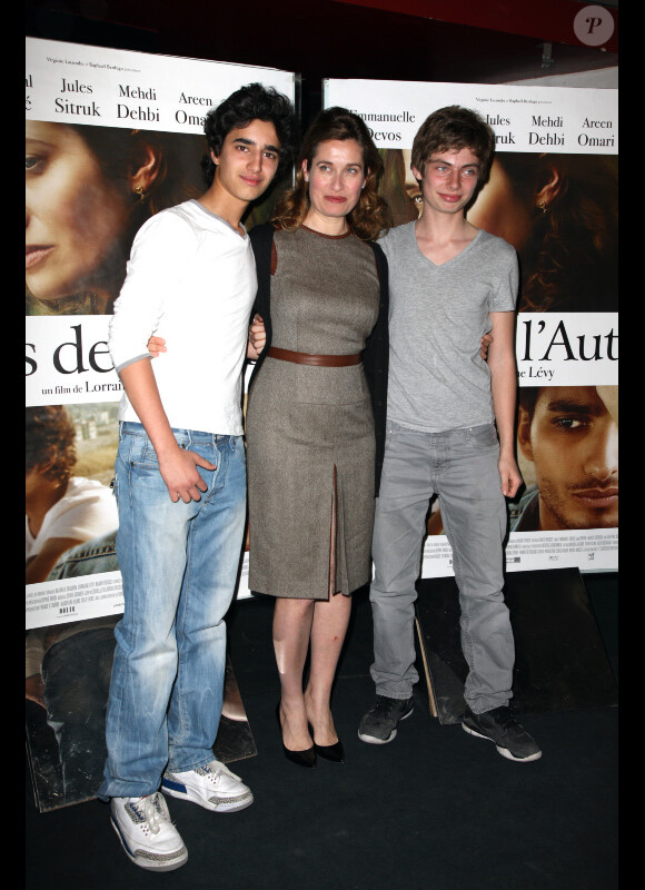 Emmanuelle Devos, son fils et un ami lors de l'avant-première du Fils de l'autre à Paris, le 2 avril 2012.