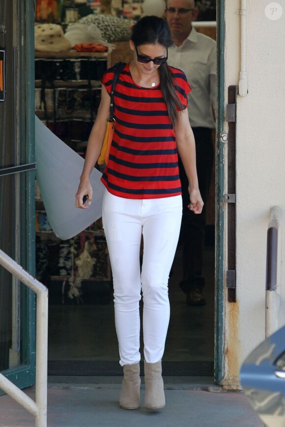 Katie Holmes mise sur des accessoires tendance, des lunettes de soleil noires et des bottines beige. A Los Angeles le 4 avril 2012.