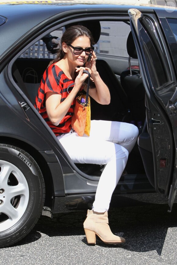 Katie Holmes dévoile un look easy chic en toute féminité. A Los Angeles le 4 avril 2012. ;