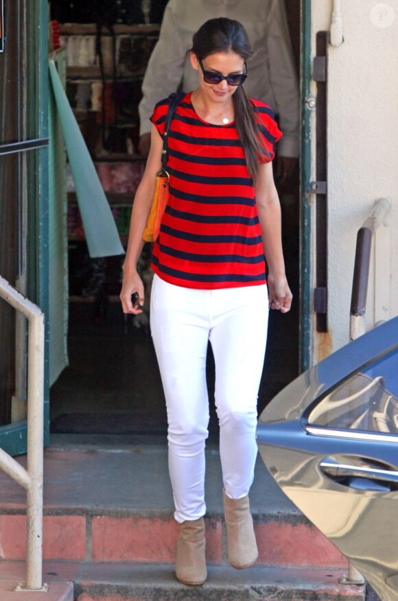 Katie Holmes quitte un magasin de tissus à Los Angeles le 4 avril 2012.