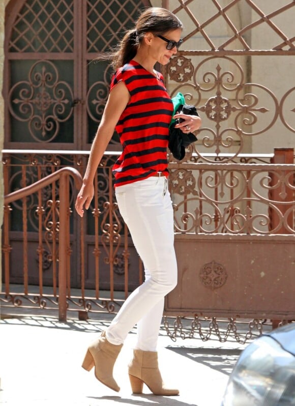 Katie Holmes semble avoir retrouver son style et ose le pantalon blanc et les rayures ! A Los Angeles le 4 avril 2012.
