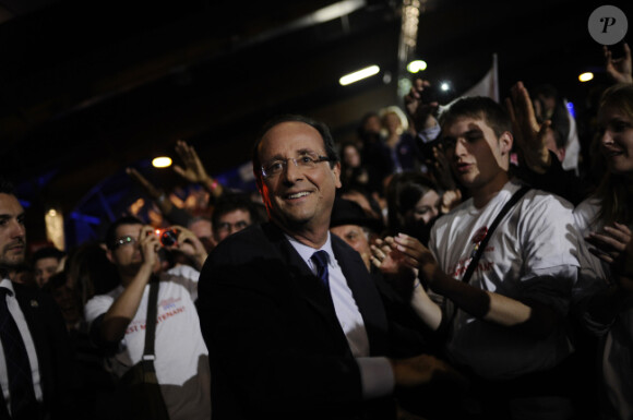 Bain de foule pour François Hollande, lors de son grand meeting à Rennes, le mercredi 4 avril 2012.