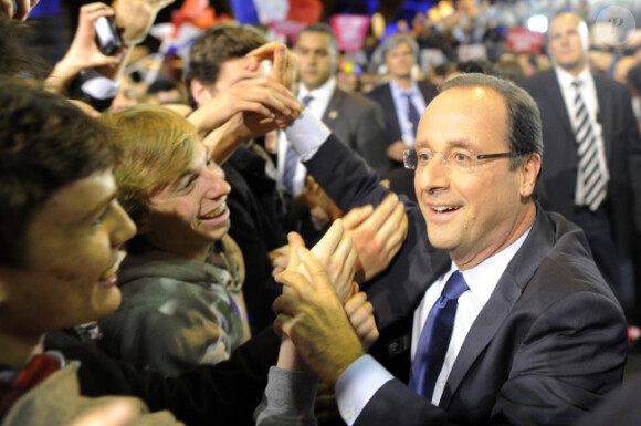 Bain de foule pour François Hollande, lors de son grand meeting à Rennes, le mercredi 4 avril 2012.