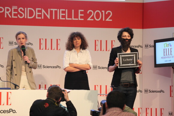 Nathalie Kosciusko-Morizet et le collectif La Barbe le 5 avril 2012 lors du forum organisé par le magazine ELLE à Sciences Po à Paris