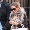 La fashionista Olivia Palermo, en amoureuse avec son compagnon Johannes Huebl, brille avec un gilet en fourrure Bensoni, un slim en cuir Daryl K, des baskets Lanvin et un sac Anya Hindmarch. New York, le 3 avril 2012.