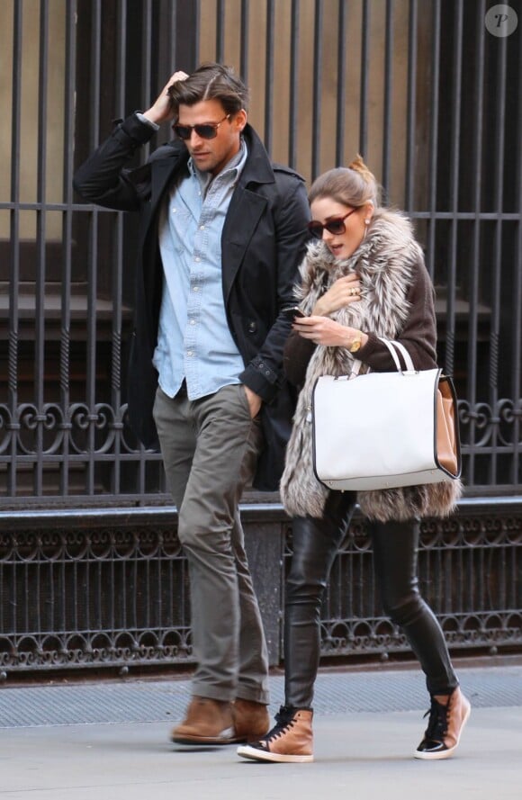 La fashionista Olivia Palermo, en amoureuse avec son compagnon Johannes Huebl, brille avec un gilet en fourrure Bensoni, un slim en cuir Daryl K, des baskets Lanvin et un sac Anya Hindmarch. New York, le 3 avril 2012.